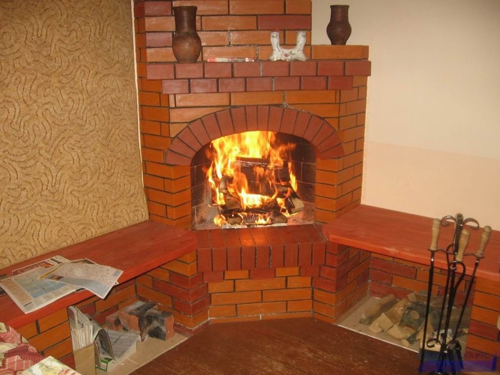 Дымоход также размещается в углу комнаты, не занимая всю стену.