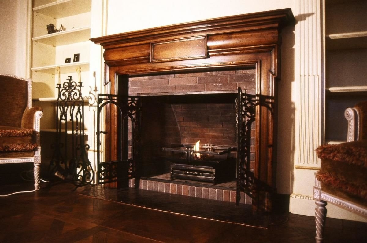 Огромный П-образный деревянный портал напоминает камин в английском стиле.