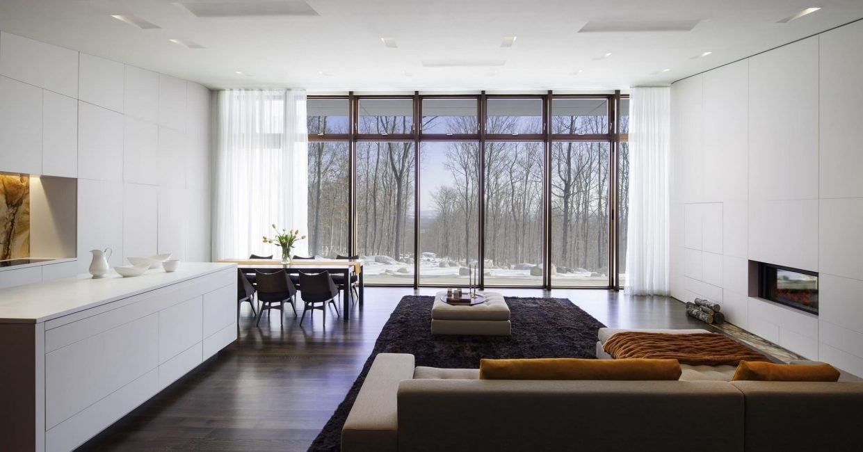 В авангардном стиле можно использовать яркое обрамление камина