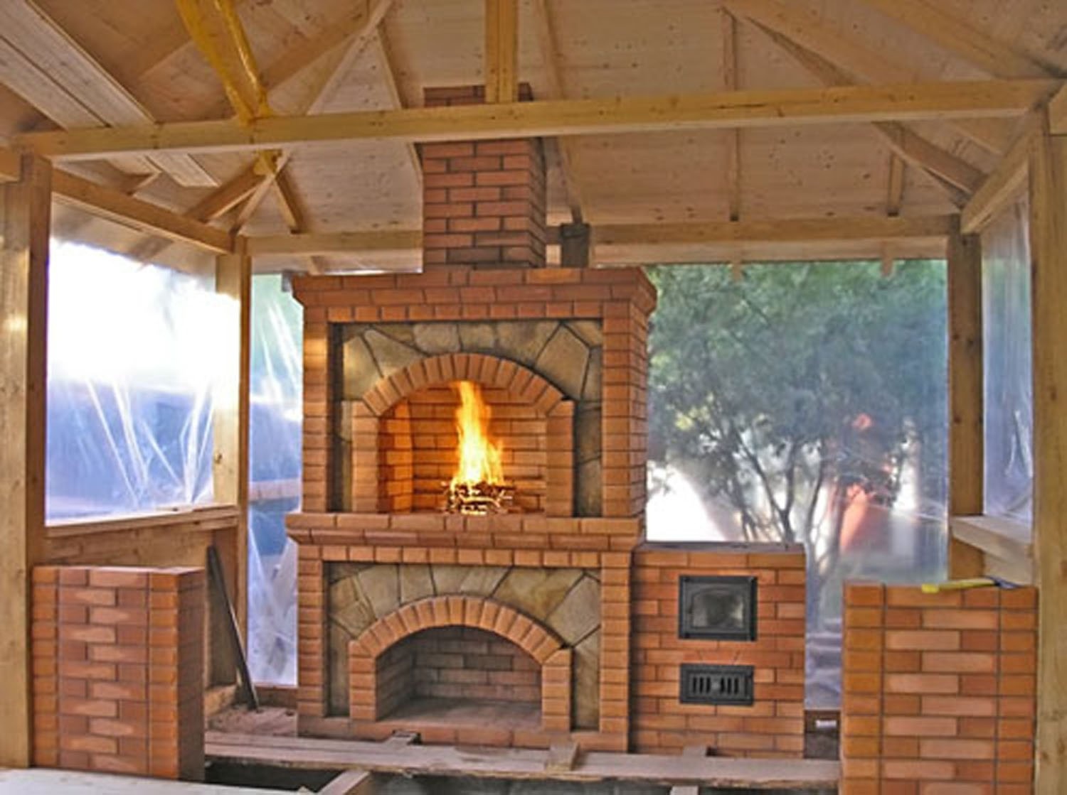 Кирпичная плита в беседке