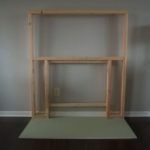 Установите раму на пол