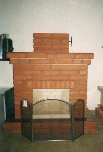 Небольшой камин с простой аркой