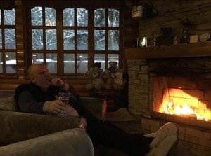 Вечер в коттедже у камина