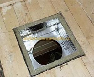 Изолированный дымоход в деревянном потолке