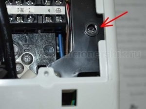 Выключатель кондиционера расположен под передней крышкой
