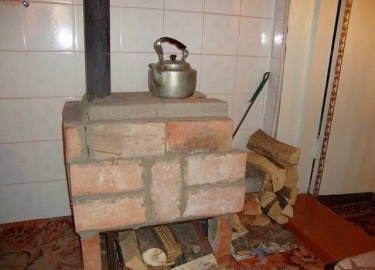 Одно из доступный решений проблемы отопления небольших помещений - малогабаритная буржуйка из кирпича своими руками. ...