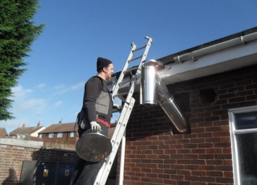 Устройство дымохода и его расчёт. Особенности кирпичного дымохода. Как заделать дымоход на стыке с кровлей и в перекрытии. Как изготовить детали ды...