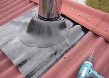 Противопожарная потолочная разделка дымохода: основные правила, типы проходных узлов. Технология вывода на крышу круглых и прямоугольных дымовых труб.