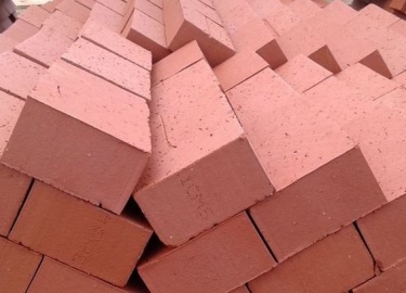 В качестве кирпича для мангала на открытом воздухе необходимо выбрать огнеупорный материал. А также прекрасно справляться с перепадом температур. Р...