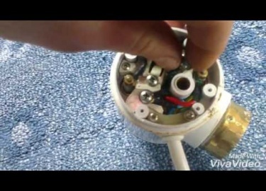 Можно ли установить водонагреватель проточного типа своими руками? Как это сделать проще, и что понадобится для установки - читайте в статье
