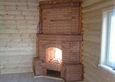 При наличии строительных навыков и должном старании будет несложно соорудить угловой камин своими руками. Вниманию читателей - два возможных варианта.