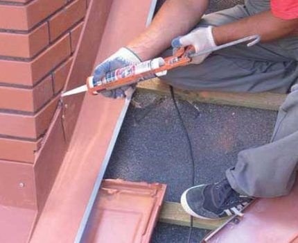 Нанесение герметика
