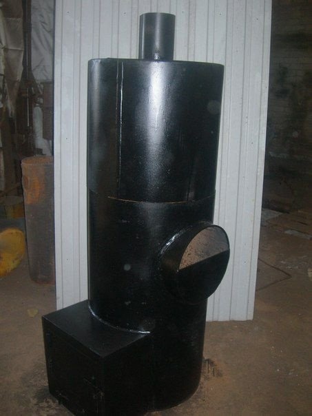 Дверь с каменной кладкой справа
