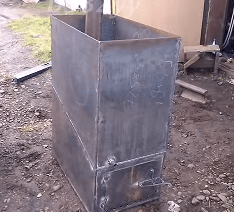 Прикрепите противопожарную дверцу к плите сауны.
