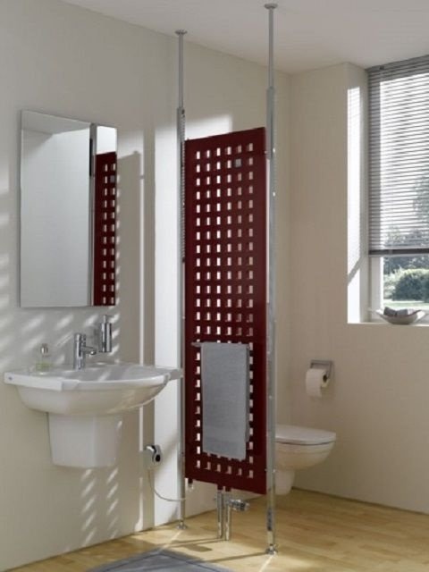 Трубчатый радиатор служит в качестве перегородки в ванной комнате
