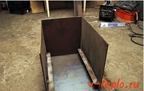 приварить заднюю стенку
