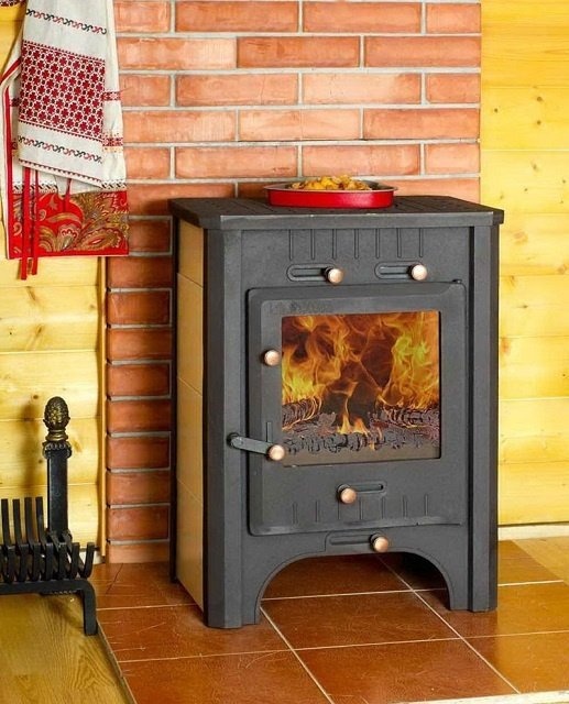 Для установки чугунной печи необходима ровная, твердая и прочная поверхность, покрытая огнеупорным материалом.
