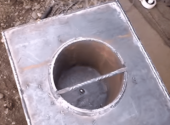 Приварите кусок трубы внутри корпуса плиты
