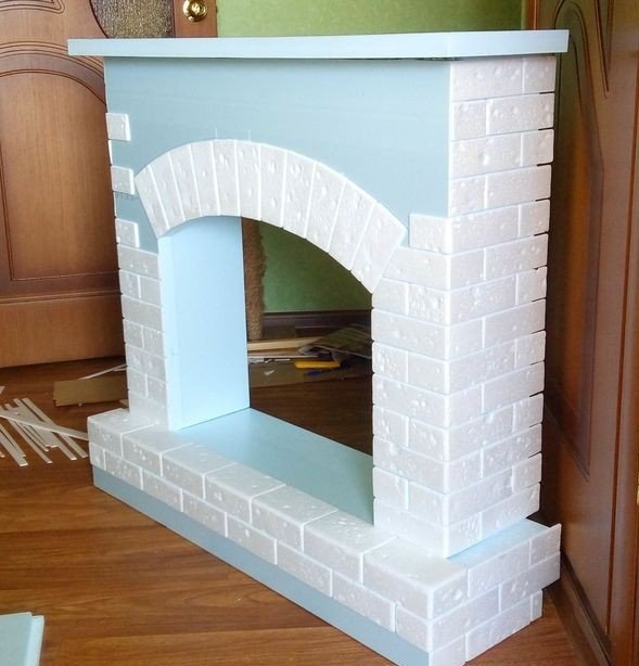 Приклеивание пенопласта к камину

