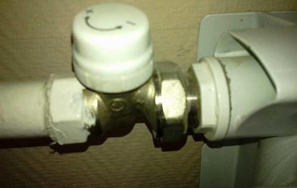 Ручная термостатическая головка - самый простой и надежный вариант.