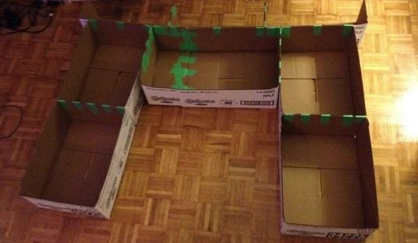 Приклейте коробки с помощью малярного скотча сзади.