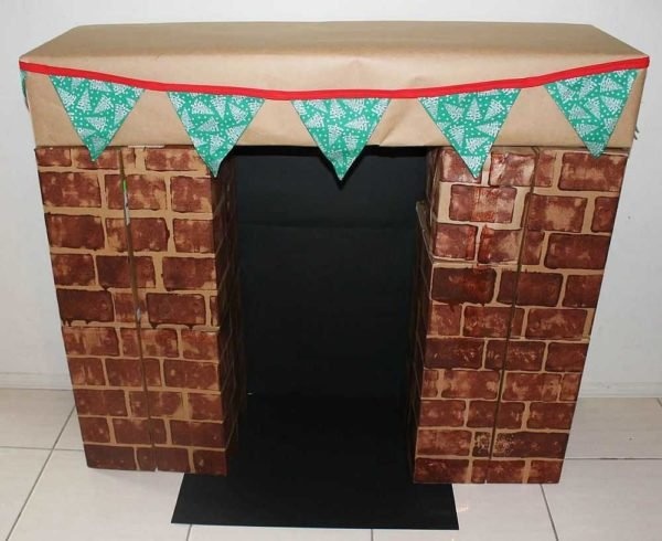 Это камин, сделанный из картона