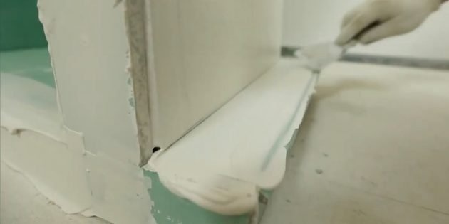 Декоративный камин для самостоятельной сборки: заполните все стыки, неровности и отверстия для шурупов шпатлевкой