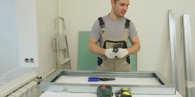 Поместите профили один в другой и скрепите конструкцию винтами.