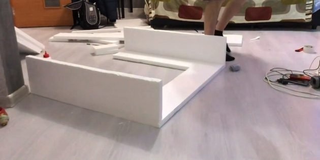 Мантия из пенопласта: вырежьте два прямоугольника из пенопласта и склейте их вместе, чтобы сформировать стороны