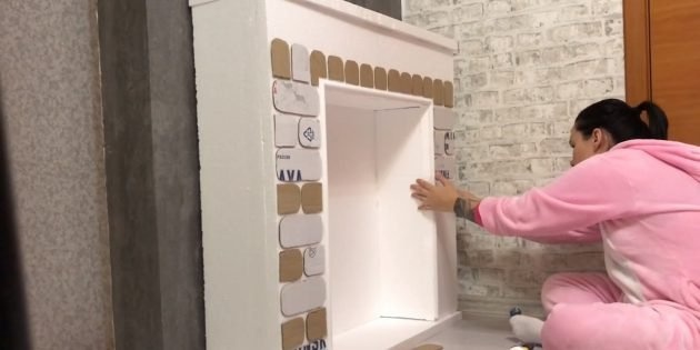 Декоративный камин своими руками: вырежьте из картона полные кирпичи и половинки. Приклейте их к поверхности портала