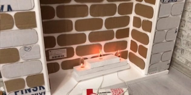 Склейте пирамиду из трех полосок полистирола, сделайте отверстия в ступенях и вставьте туда патрон для лампочки