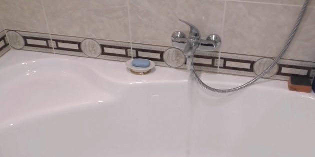 Включите горячую воду и подождите, пока из крана не потечет ровная струя воды.