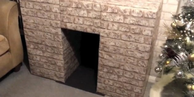 Создание декоративного камина своими руками: приклейте темный картон или другой материал к задней и нижней части очага