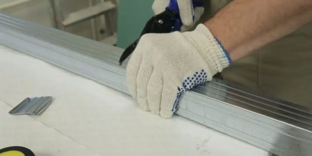 Отрежьте четыре ножки профиля до необходимой длины