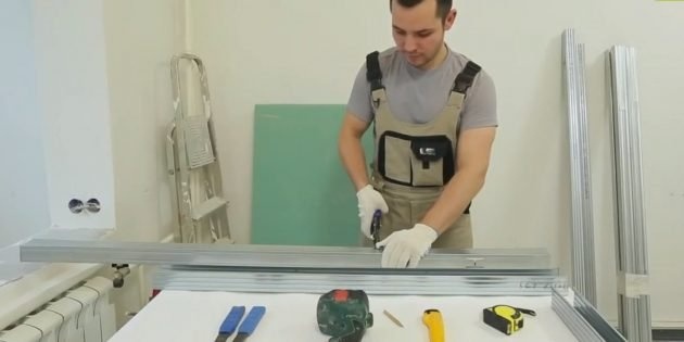 Декоративный камин ручной работы: Вырежьте два куска профиля для передней и задней части базовой рамы