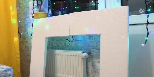 Как сделать декоративный камин своими руками: вырежьте две L-образные детали из пенополистирола и склейте их между собой универсальным клеем