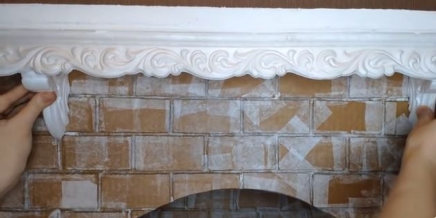 Сделайте декоративный камин своими руками: приклейте декоративные кронштейны