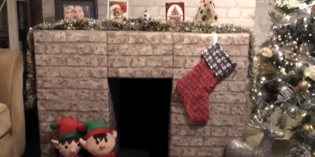 Декоративный камин ручной работы: украсьте камин мишурой, гирляндами и другими украшениями.