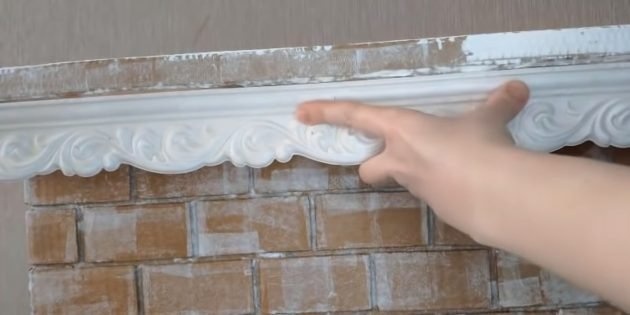 Каминная полка своими руками: обрамление камина пластиковым плинтусом до потолка