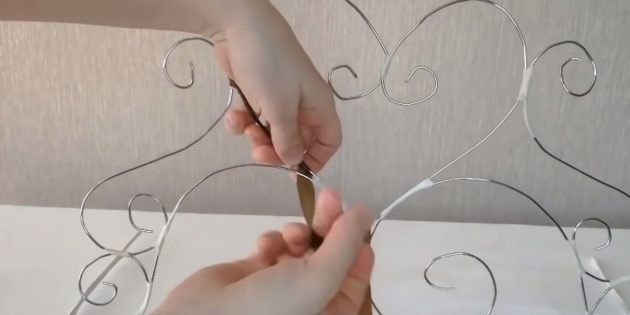 Декоративный камин ручной работы: сделайте каминную решетку из проволоки и обмотайте ее лентой