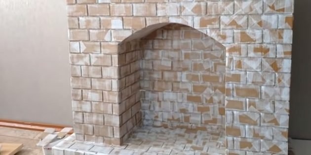 Декоративный камин ручной работы: оклейте всю поверхность камина подобным образом, чтобы создать рельефность