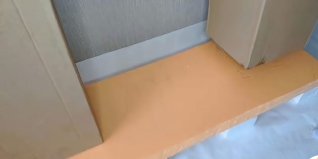 Декоративный камин ручной работы: приклейте колонны к картонной основе