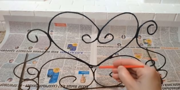 Декоративный камин ручной работы: покрасьте решетку глянцевой черной акриловой краской