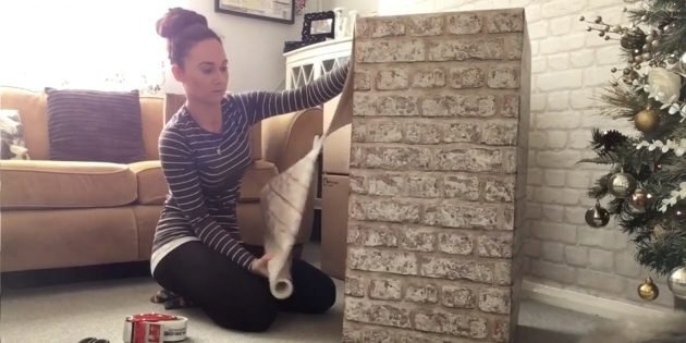 Декоративный камин своими руками: оклейте получившиеся колонны обоями с рисунком кладки