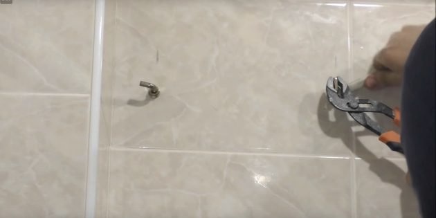 Вставьте крючки в отверстия или вкрутите анкерные болты.