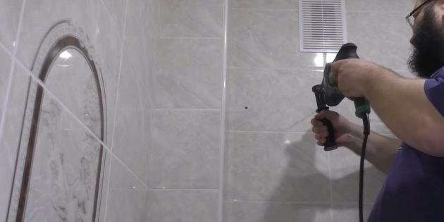 Разметьте и просверлите отверстия.