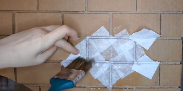 Сделайте это сами: приклейте бумажные полотенца с помощью ПВА к кирпичам