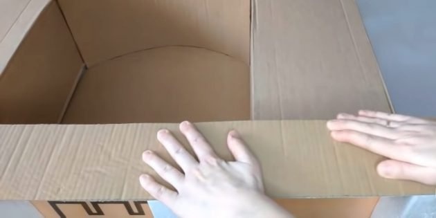 Декоративный камин ручной работы: вырежьте длинную полоску картона и приклейте ее к нижней части камина