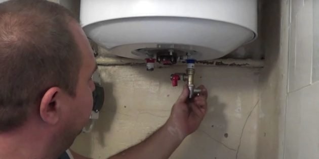 Установите тройник на патрубок холодной воды бойлера.