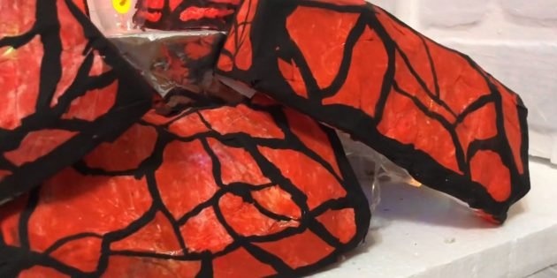 Декоративный камин ручной работы: вырежьте углубления внутри бревен и поместите туда гирлянду